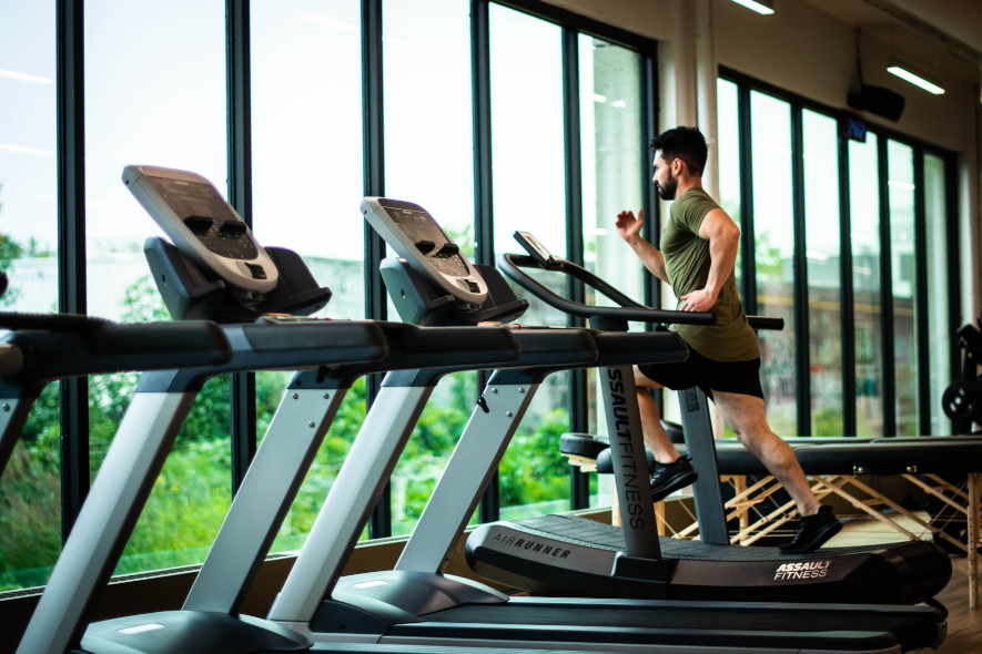 Flera löpband på gym