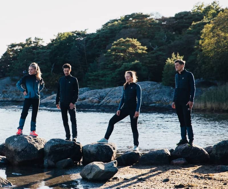Hellners löparjackor, 4 löpare på en strand, Marcus Hellner andra från vänster