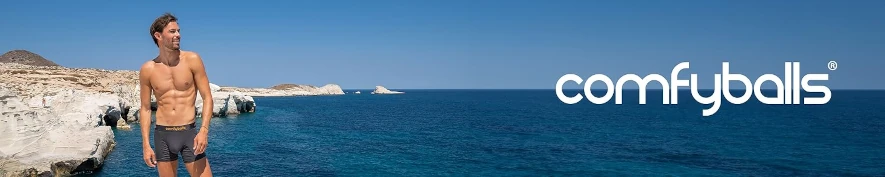 Modell står med Comfyballs kalsonger på klippa vid havet