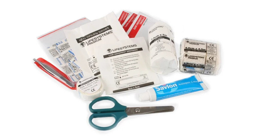Första Hjälpen-kit med bandage, kompress, sax, antiseptisk kräm, tejp mm.