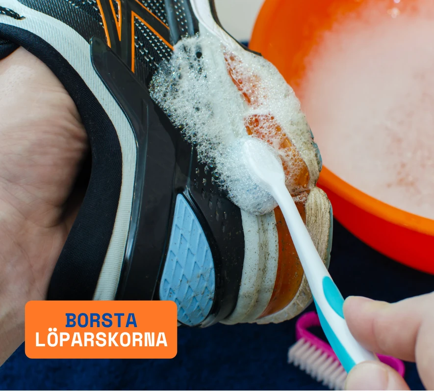 Tvättar löparskorna med tandborste och mild tvålblandning