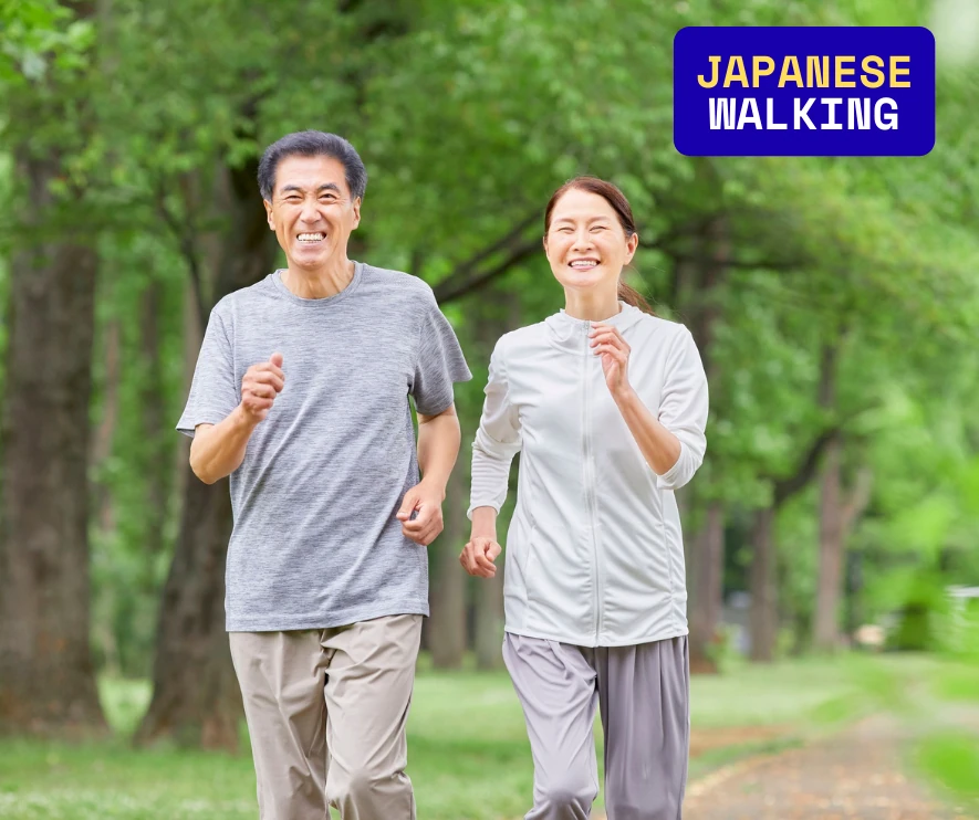 två personer kör den intensiva intervallen i japanese walking