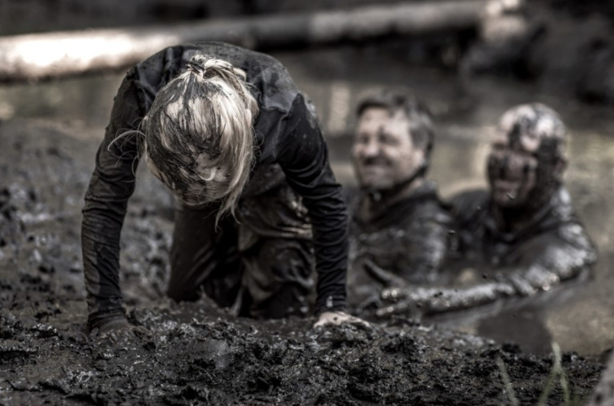 Vissa hinder är leriga och blöta i Obstacle Course Racing