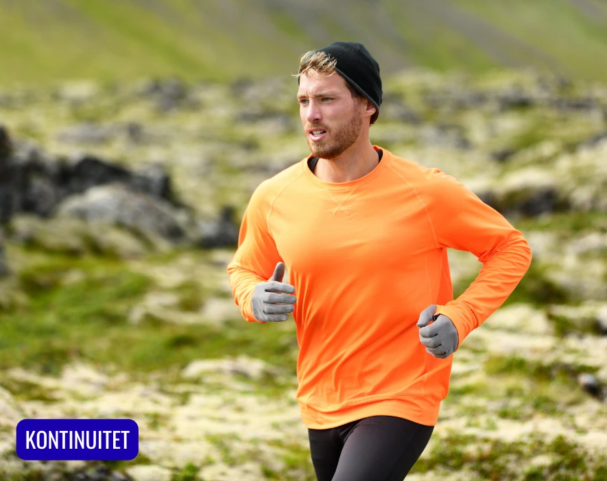 30-årig man ute och springer ett av sina tuffare tröskelpass en kylig vårdag i norge