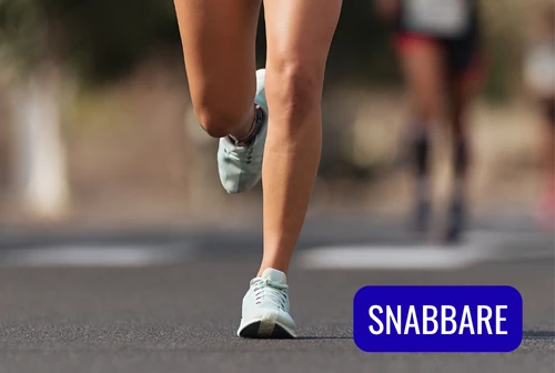 Bild på löpares fötter mot asfalten under en tävling på 5 km