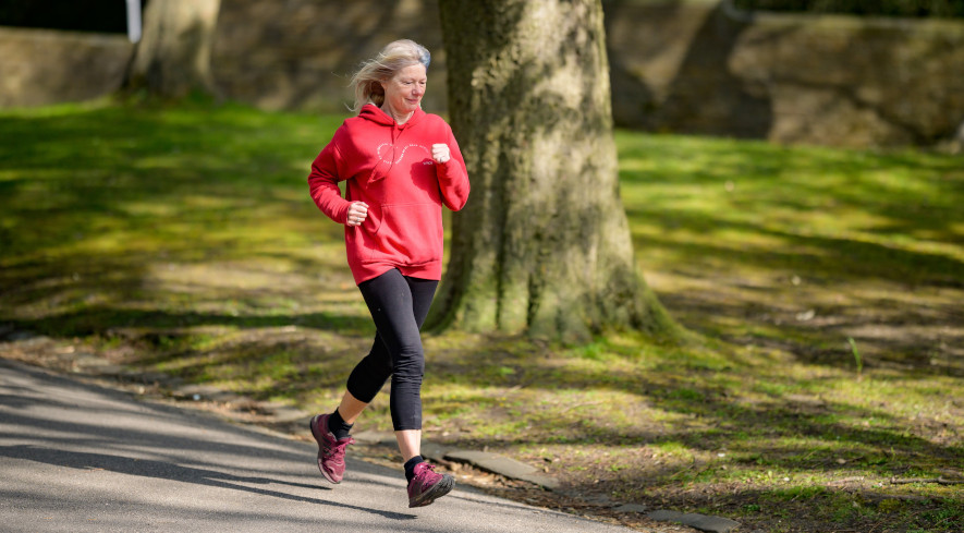 Nybörjare joggar i park