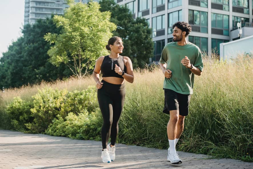 Par på powerwalk, högt tempo