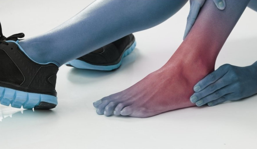 Upplever smärta på fotens utsida efter en fotledsstukning