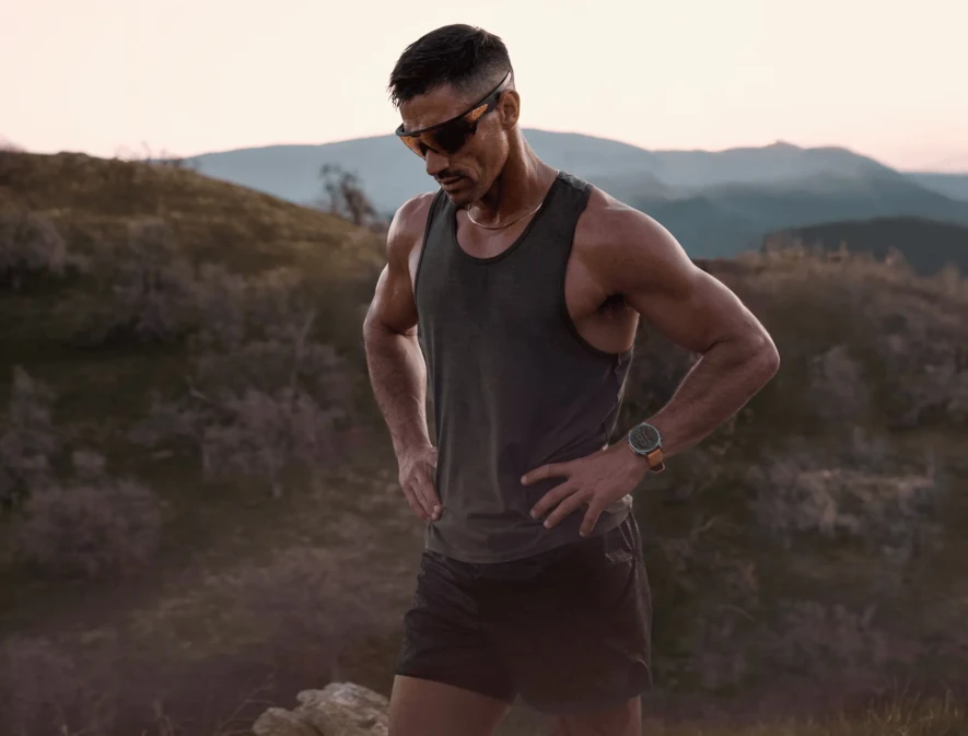 Löpare med smarta AI-glasögon under träning