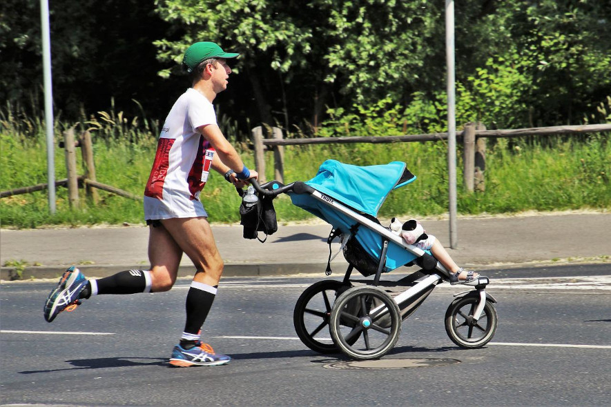 Springer med barnvagn
