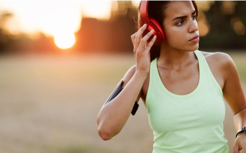 Springer med hörlurar och musik