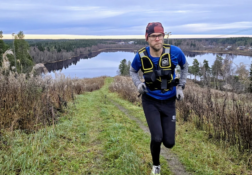 Svenne springer med viktväst uppför slalombacke